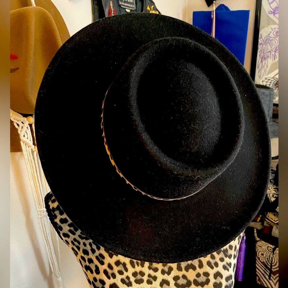 BRAND NEW WOMENS BLACK HAT